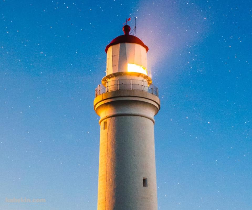 オーストラリア 夜を照らす白い灯台のAndroidの壁紙(960px x 800px) スマホ用