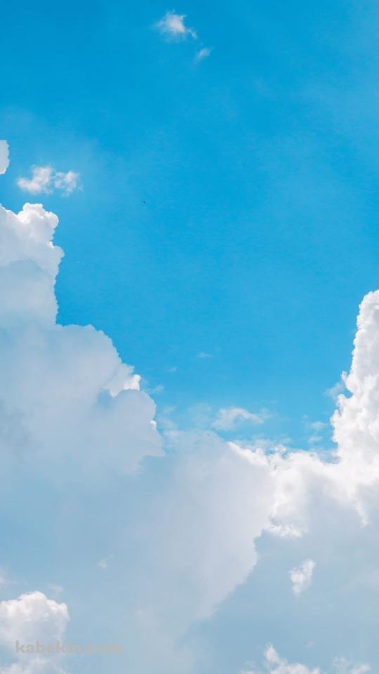 大きな白い雲と綺麗な水色の空のAndroidの壁紙(540px x 960px) スマホ用