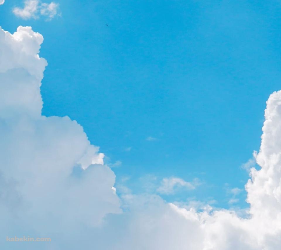 大きな白い雲と綺麗な水色の空のAndroidの壁紙(960px x 854px) スマホ用