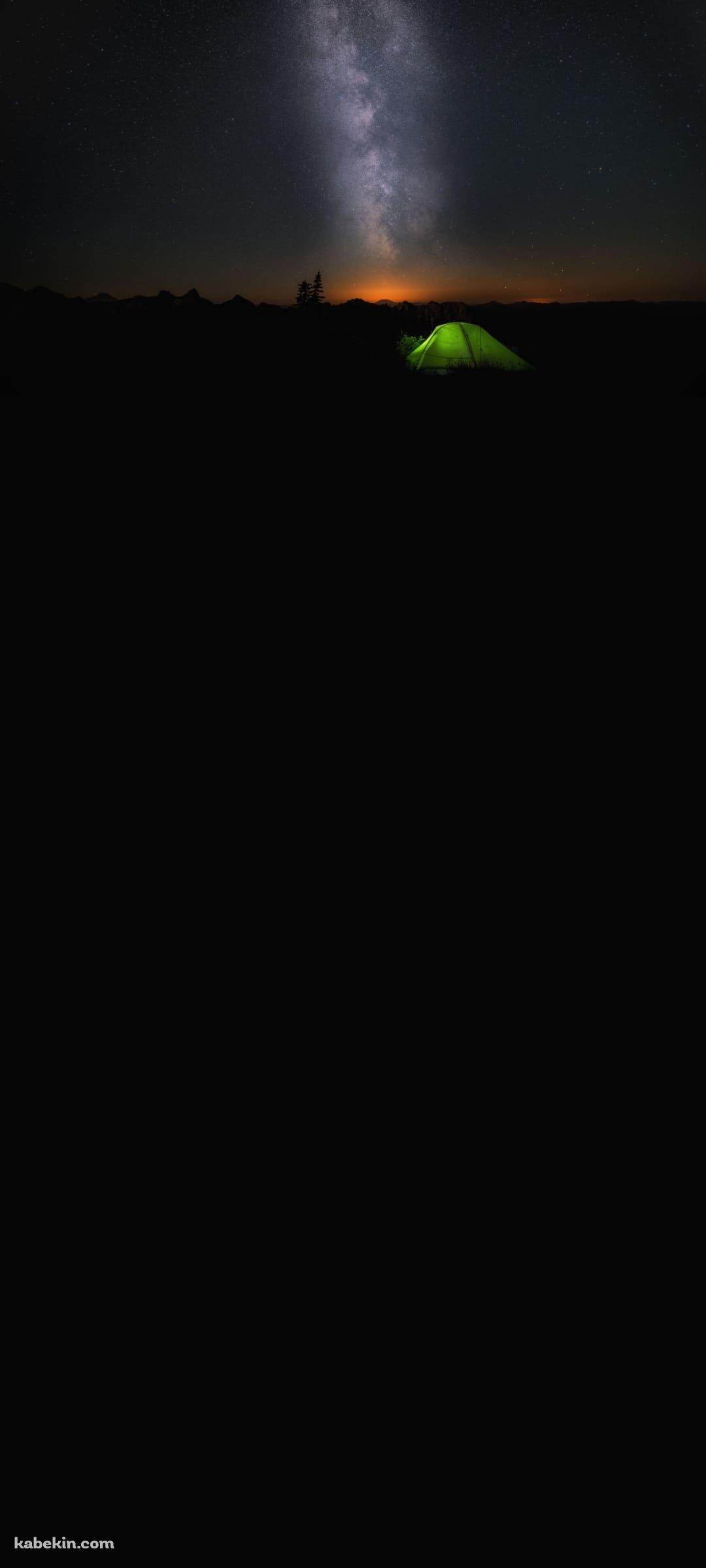 銀河 緑のテント キャンプのAndroidの壁紙(1080px x 2400px) スマホ用