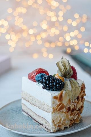 お皿に乗った白いケーキ / 苺 / ブルーベリーのAndroidの壁紙(320px x 480px) スマホ用