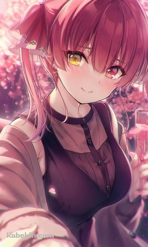 桜の木の下でカクテルを飲む宝鐘マリン / バーチャルYouTuber / ホロライブのAndroidの壁紙(480px x 800px) スマホ用