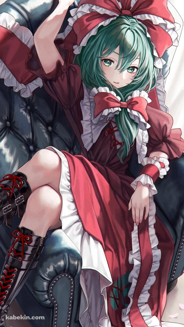 黒いソファに座る鍵山雛 (かぎやまひな) / 東方風神録 / 上海アリス幻樂団 / ファンアート / イラストのAndroidの壁紙(720px x 1280px) スマホ用