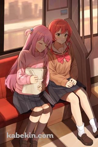 電車で寝ている後藤ひとりと肩を貸している喜多郁代 / ぼっち・ざ・ろっく! / ファンアート / イラストのAndroidの壁紙(320px x 480px) スマホ用
