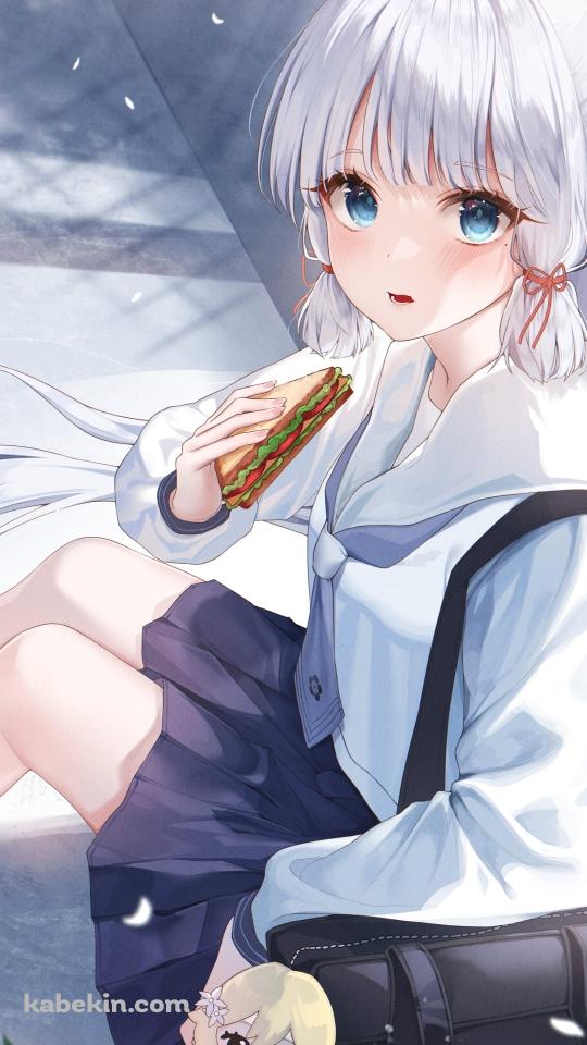 サンドウィッチを食べる神里綾華 / セーラー服 / 蛍のストラップ / ポニーテール / かわいい / 原神 / ファンアート / イラストのAndroidの壁紙(540px x 960px) スマホ用