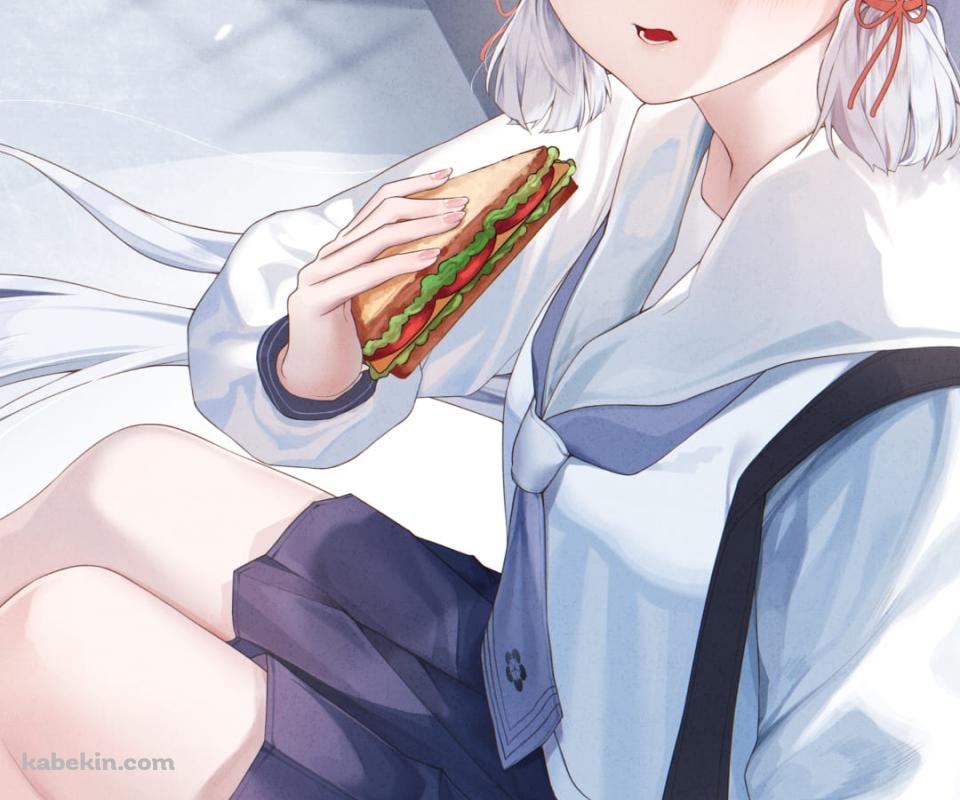 サンドウィッチを食べる神里綾華 / セーラー服 / 蛍のストラップ / ポニーテール / かわいい / 原神 / ファンアート / イラストのAndroidの壁紙(960px x 800px) スマホ用