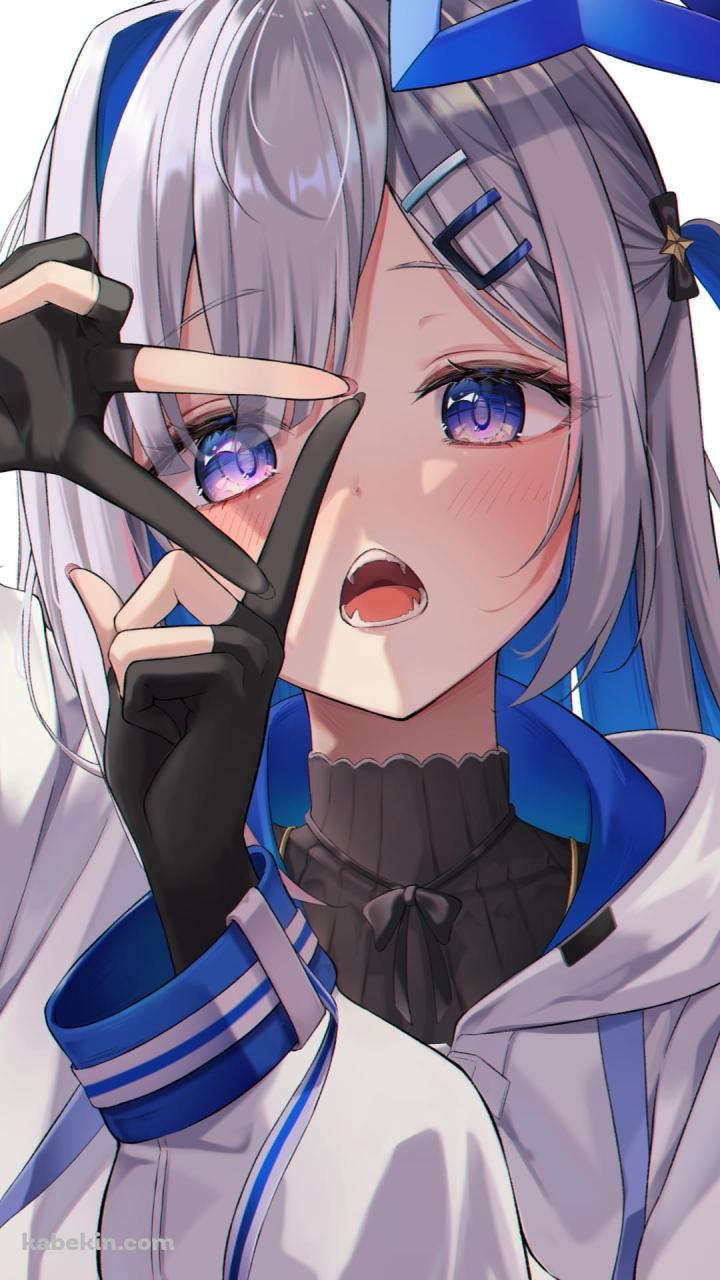 指でポーズを取るかわいい天音かなた / ホロライブ / バーチャルYouTuber / ファンアート / イラストのAndroidの壁紙(720px x 1280px) スマホ用