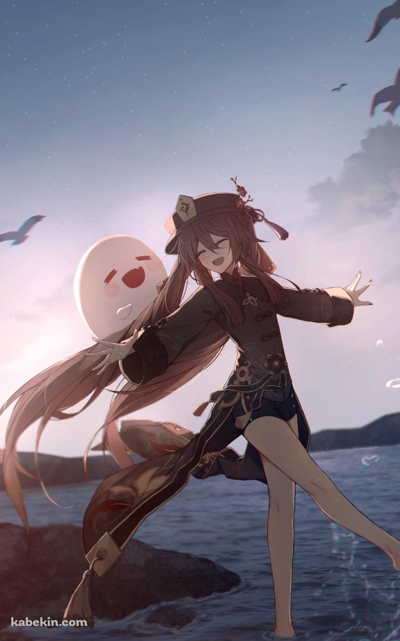 海の波打ち際ではしゃぐ胡桃 / 原神のAndroidの壁紙(800px x 1280px) スマホ用