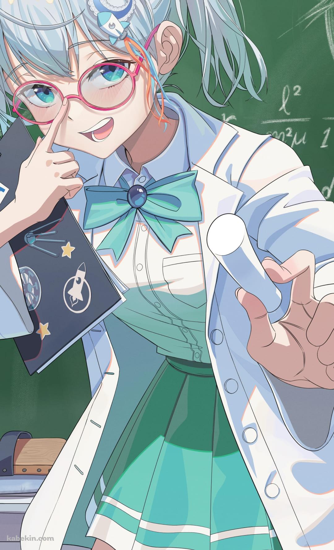 白いチョークを持ちメガネをクイッとしてる宇推くりあ / 黒板 / 黒板消し / 数式 / バーチャルyoutuberのAndroidの壁紙(1080px x 1776px) スマホ用