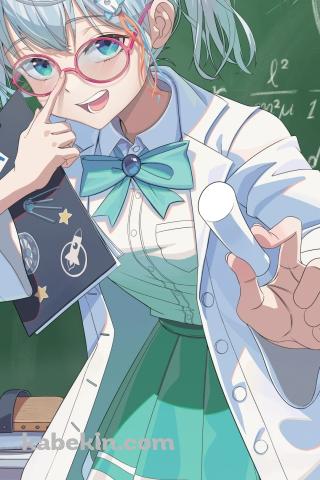 白いチョークを持ちメガネをクイッとしてる宇推くりあ / 黒板 / 黒板消し / 数式 / バーチャルyoutuberのAndroidの壁紙(320px x 480px) スマホ用
