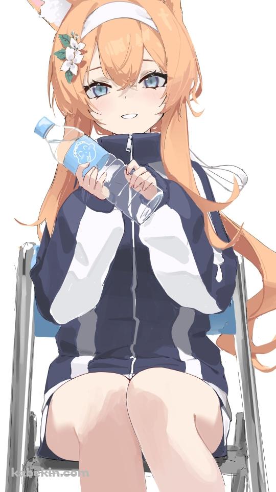 体操服を着て水のペットボトルを持つ伊落マリー(いおちまりー) / かわいい / 鉄パイプの椅子 / ブルアカ / ブルーアーカイブのAndroidの壁紙(540px x 960px) スマホ用