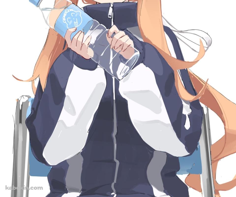 体操服を着て水のペットボトルを持つ伊落マリー(いおちまりー) / かわいい / 鉄パイプの椅子 / ブルアカ / ブルーアーカイブのAndroidの壁紙(960px x 800px) スマホ用