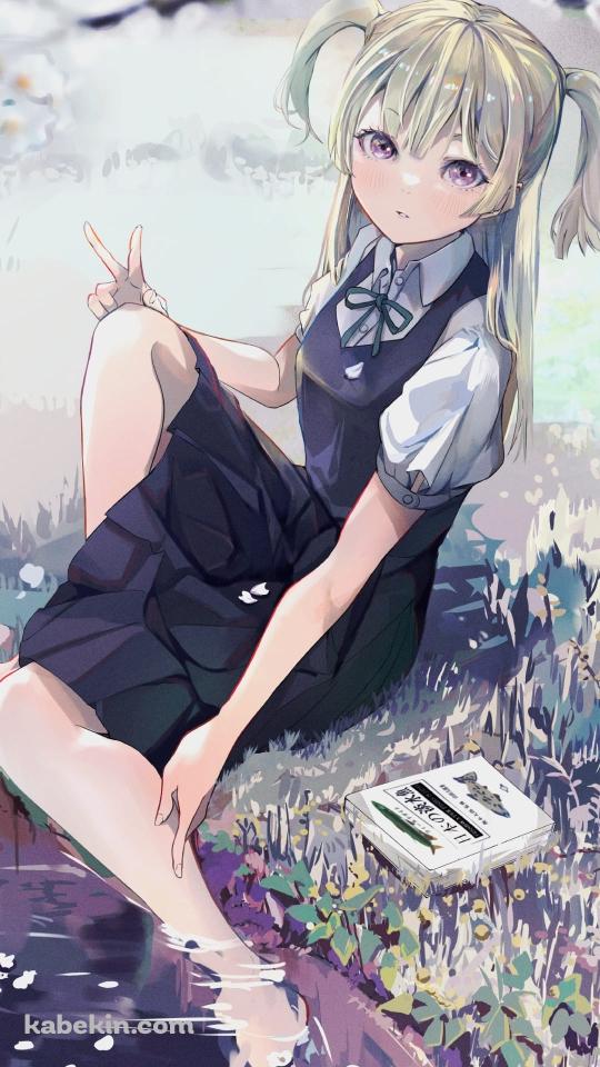川に足をつけながらピースをする木崎江利花（きざき えりか） / かわいい / ツインテール / 明日ちゃんのセーラー服 / ファンアート / イラストのAndroidの壁紙(540px x 960px) スマホ用