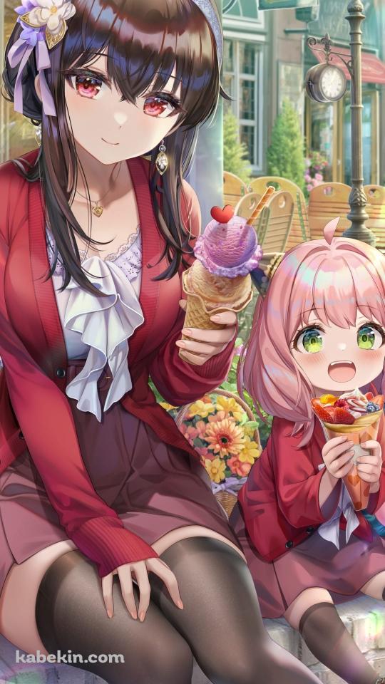 ストロベリーアイスを食べるヨル・フォージャー / クレープを食べるアーニャ・フォージャー / かわいい / おでかけ / スパイファミリー / ファンアート / イラストのAndroidの壁紙(540px x 960px) スマホ用