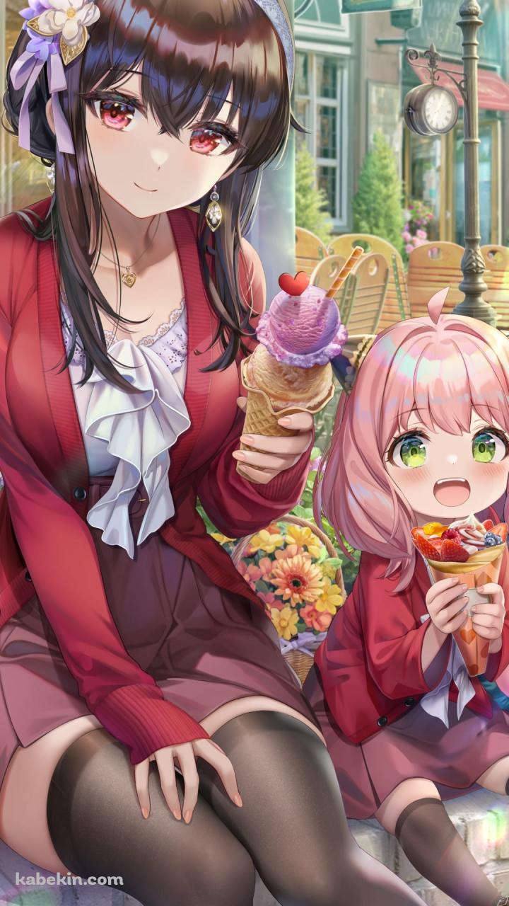 ストロベリーアイスを食べるヨル・フォージャー / クレープを食べるアーニャ・フォージャー / かわいい / おでかけ / スパイファミリー / ファンアート / イラストのAndroidの壁紙(720px x 1280px) スマホ用