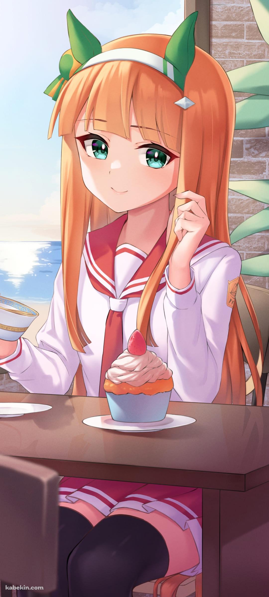 海辺のカフェで珈琲と苺のカップケーキを頼むサイレンススズカ / ウマ娘プリティーダービーのAndroidの壁紙(1080px x 2400px) スマホ用