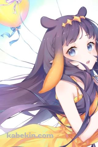 黄色と青の風船を持つかわいい一伊那尓栖（にのまえ・いなにす / ホロライブ / バーチャルYoutuberのAndroidの壁紙(320px x 480px) スマホ用