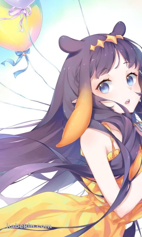 黄色と青の風船を持つかわいい一伊那尓栖（にのまえ・いなにす / ホロライブ / バーチャルYoutuberのAndroidの壁紙(480px x 800px) スマホ用