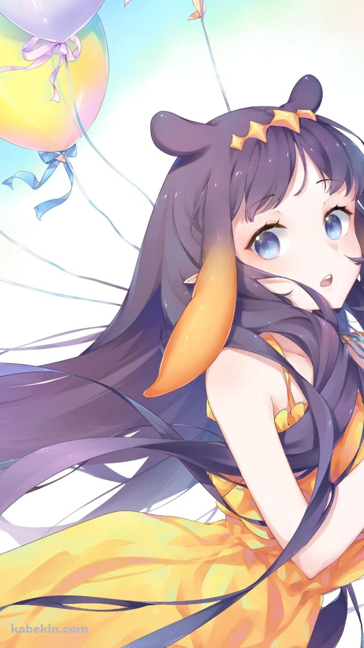 黄色と青の風船を持つかわいい一伊那尓栖（にのまえ・いなにす / ホロライブ / バーチャルYoutuberのAndroidの壁紙(720px x 1280px) スマホ用