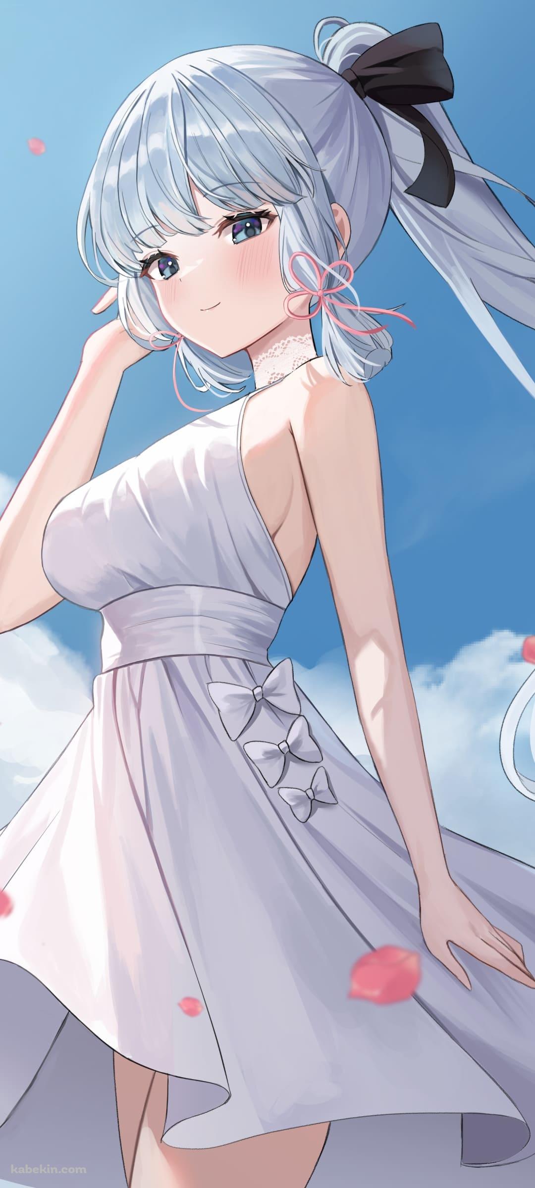 舞う桜の花びらと白いドレスを着た神里綾華 / 原神のAndroidの壁紙(1080px x 2400px) スマホ用