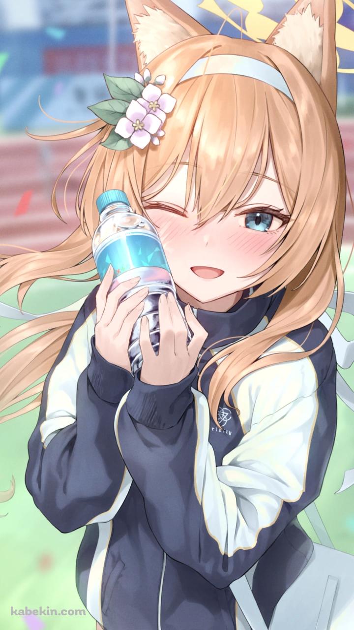 水に頬擦りをするかわいい伊落マリー / ジャージ / 体操服 / ブルアカ / ブルーアーカイブ / ファンアート / イラストのAndroidの壁紙(720px x 1280px) スマホ用