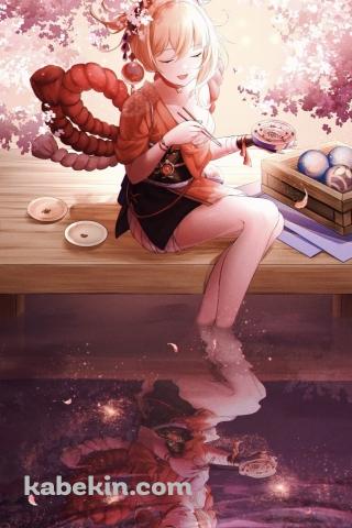 水に足を浸して食べ物を食べる宵宮 / 桜の花 / 赤い髪飾り / 波紋 / チョーカー / 原神のAndroidの壁紙(320px x 480px) スマホ用