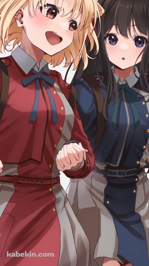 手をつないで会話する錦木千束と井ノ上たきな / リコリス・リコイルのAndroidの壁紙(480px x 854px) スマホ用
