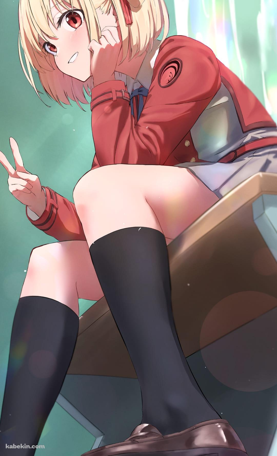 椅子に座って笑顔でピースをする錦木千束(にしきぎちさと) / リコリス・リコイル / ファンアート / イラストのAndroidの壁紙(1080px x 1776px) スマホ用