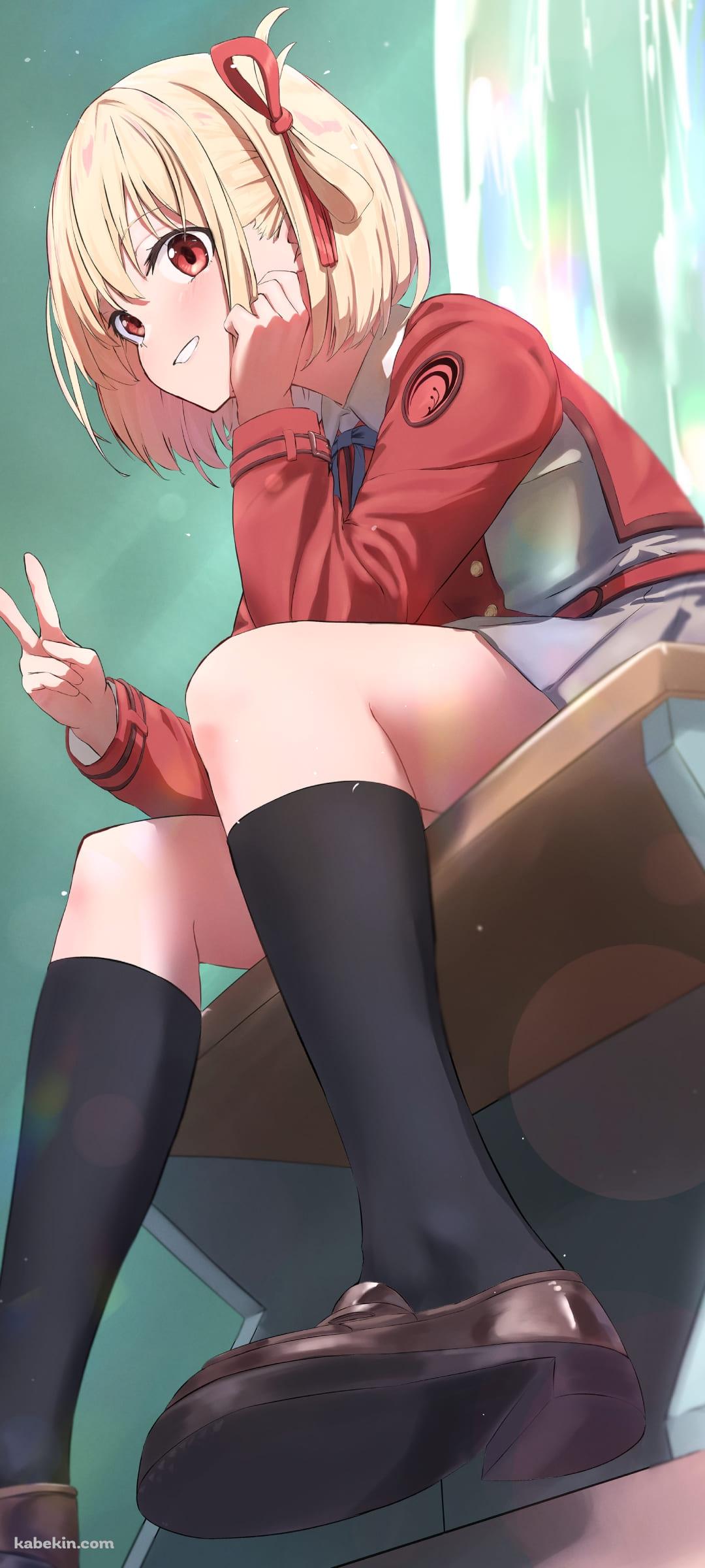 椅子に座って笑顔でピースをする錦木千束(にしきぎちさと) / リコリス・リコイル / ファンアート / イラストのAndroidの壁紙(1080px x 2400px) スマホ用