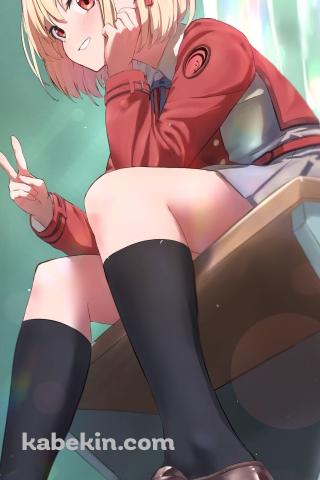 椅子に座って笑顔でピースをする錦木千束(にしきぎちさと) / リコリス・リコイル / ファンアート / イラストのAndroidの壁紙(320px x 480px) スマホ用
