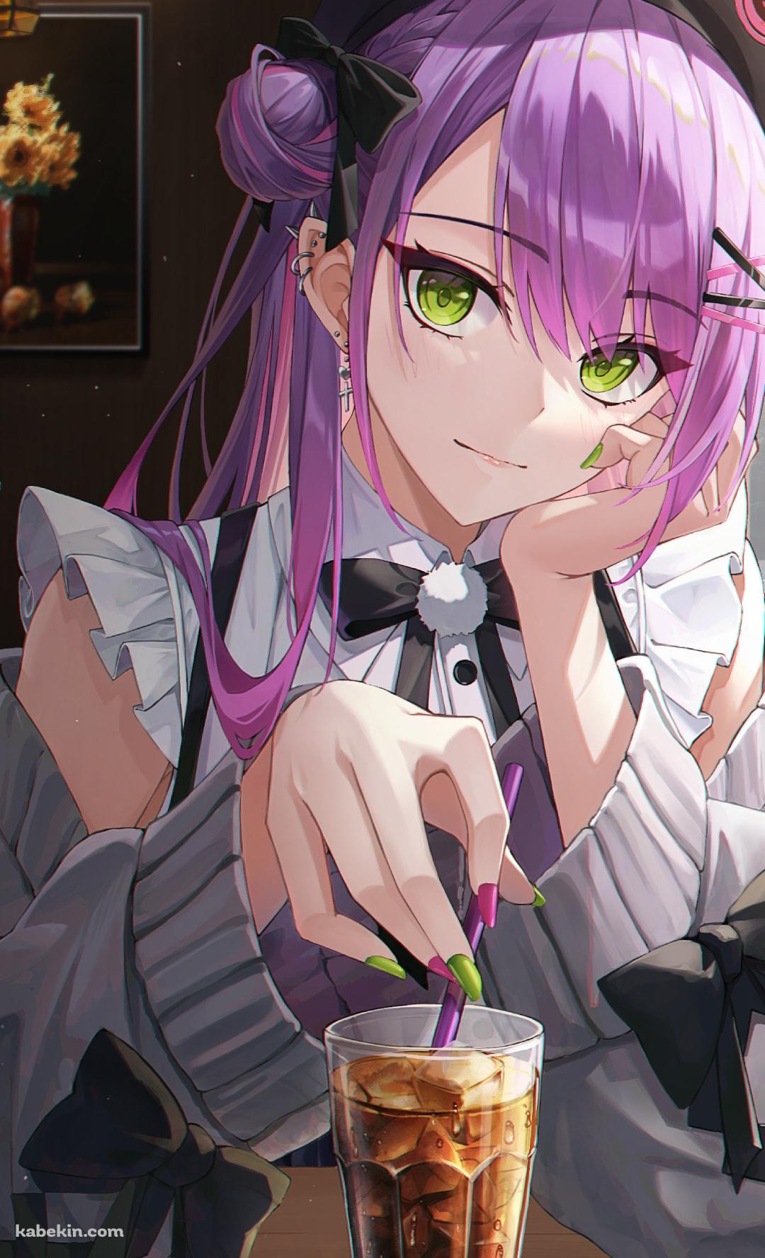 珈琲のストローを持ちながらこちらを澄んだ瞳で見つめる常闇トワ / ホロライブ / バーチャルYouTuberのAndroidの壁紙(1080px x 1776px) スマホ用
