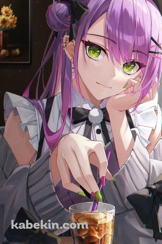 珈琲のストローを持ちながらこちらを澄んだ瞳で見つめる常闇トワ / ホロライブ / バーチャルYouTuberのAndroidの壁紙(320px x 480px) スマホ用