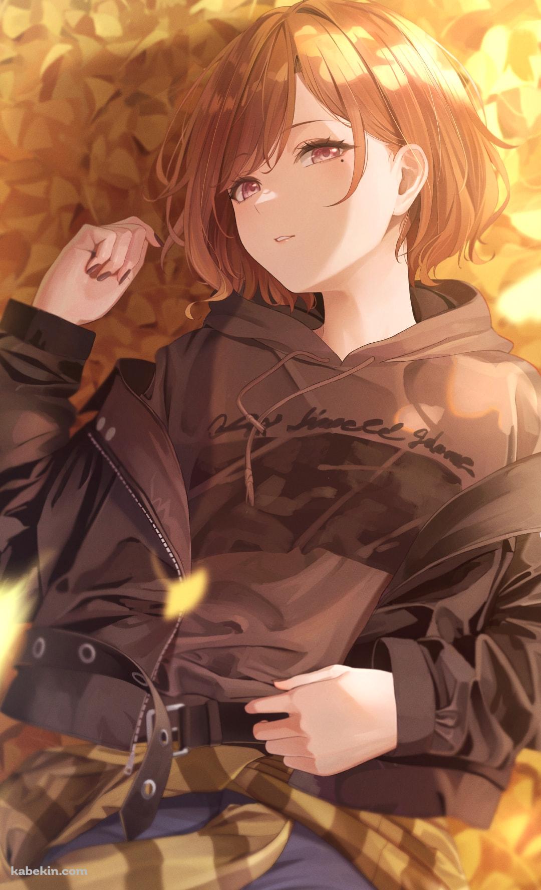 落ち葉に埋もれる樋口円香 / 銀杏の葉 / アイドルマスターシャイニーカラーズのAndroidの壁紙(1080px x 1776px) スマホ用