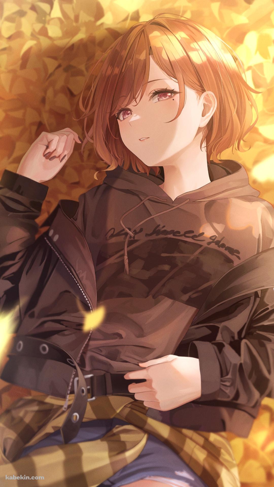 落ち葉に埋もれる樋口円香 / 銀杏の葉 / アイドルマスターシャイニーカラーズのAndroidの壁紙(1080px x 1920px) スマホ用