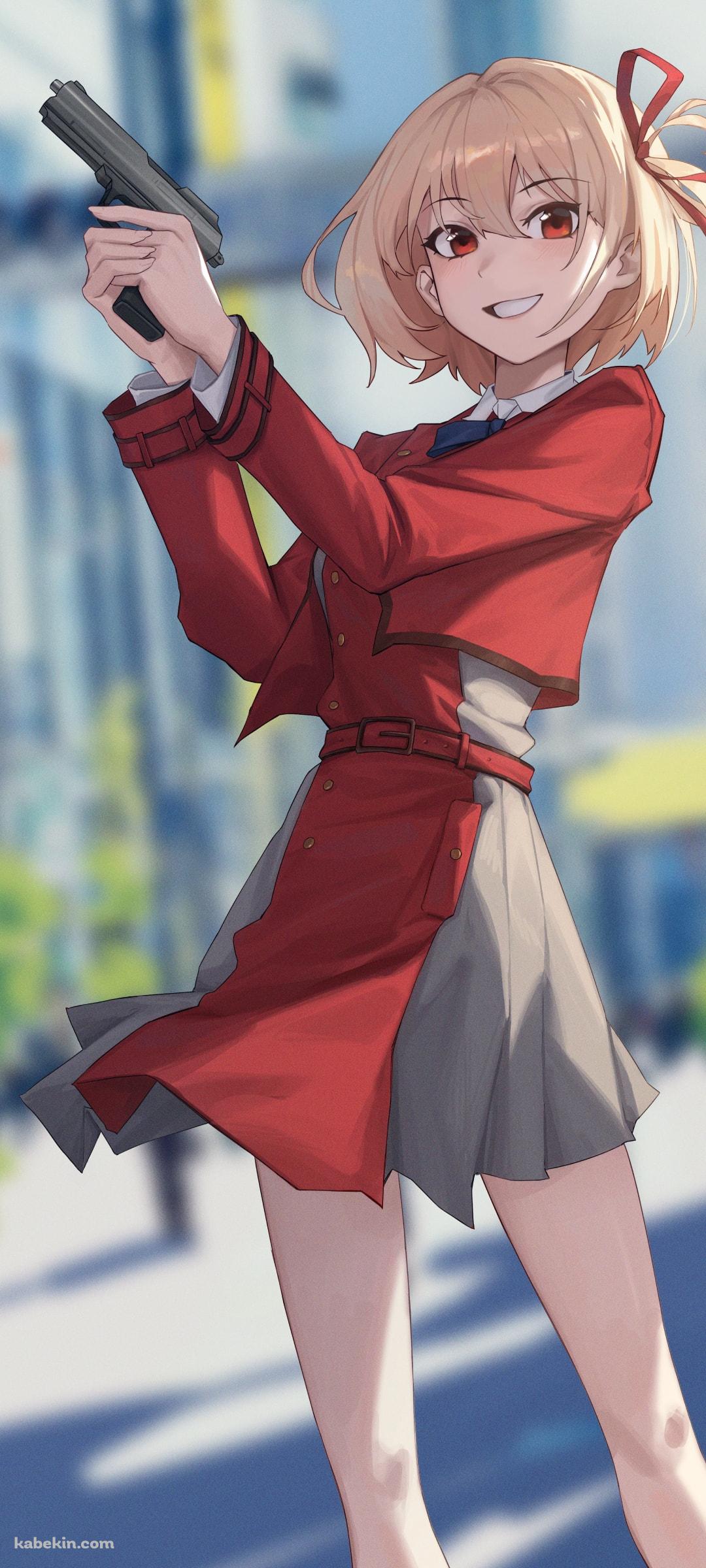 銃をかまえ笑顔の錦木千束 (にしきぎちさと) / リコリス・リコイルのAndroidの壁紙(1080px x 2400px) スマホ用