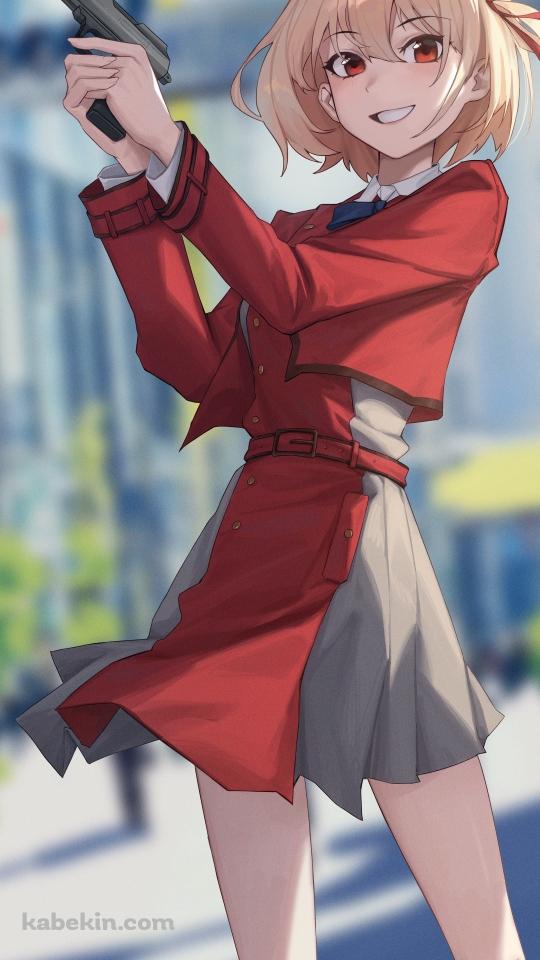 銃をかまえ笑顔の錦木千束 (にしきぎちさと) / リコリス・リコイルのAndroidの壁紙(540px x 960px) スマホ用