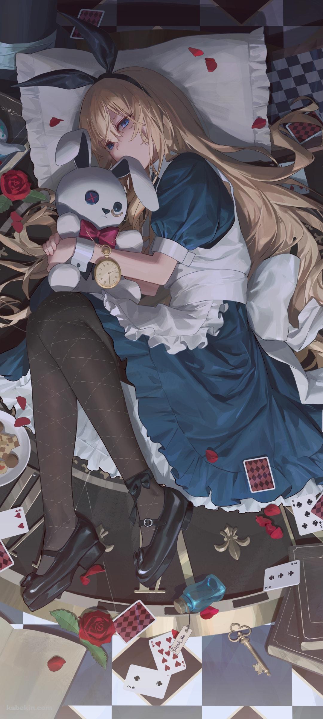 ぬいぐるみを抱えるアリス / 綺麗 / 枕 / お菓子 / 珈琲 / ティーカップ / 赤い薔薇 / トランプ / 辞書 / 不思議の国のアリスのAndroidの壁紙(1080px x 2400px) スマホ用