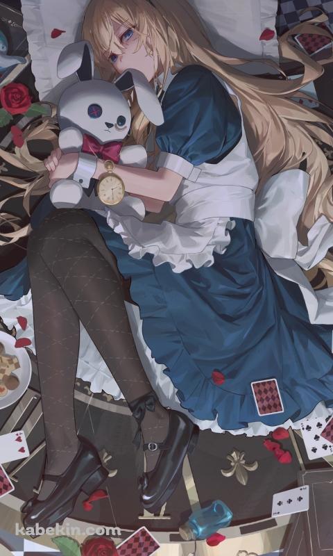 ぬいぐるみを抱えるアリス / 綺麗 / 枕 / お菓子 / 珈琲 / ティーカップ / 赤い薔薇 / トランプ / 辞書 / 不思議の国のアリスのAndroidの壁紙(480px x 800px) スマホ用