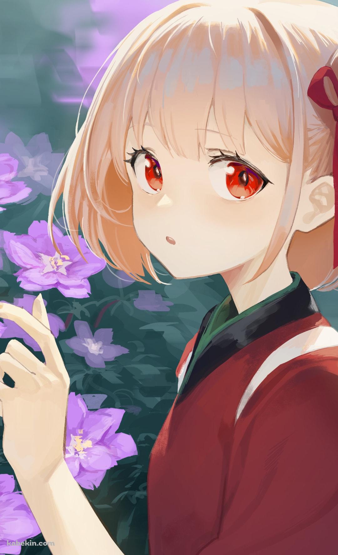 紫の花を触りこちらを見る可愛い錦木千束（にしきぎ ちさと） / リコリス・リコイルのAndroidの壁紙(1080px x 1776px) スマホ用
