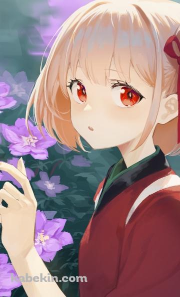 紫の花を触りこちらを見る可愛い錦木千束（にしきぎ ちさと） / リコリス・リコイルのAndroidの壁紙(360px x 592px) スマホ用