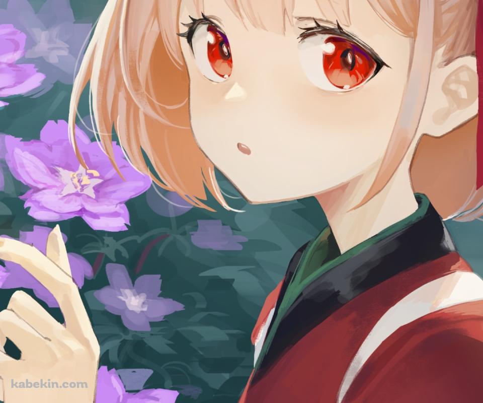 紫の花を触りこちらを見る可愛い錦木千束（にしきぎ ちさと） / リコリス・リコイルのAndroidの壁紙(960px x 800px) スマホ用
