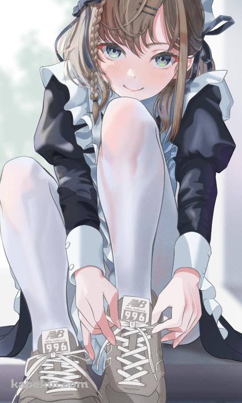 座ってニューバランス996の靴ひもを結ぶかわいいメイドさんのAndroidの壁紙(480px x 800px) スマホ用