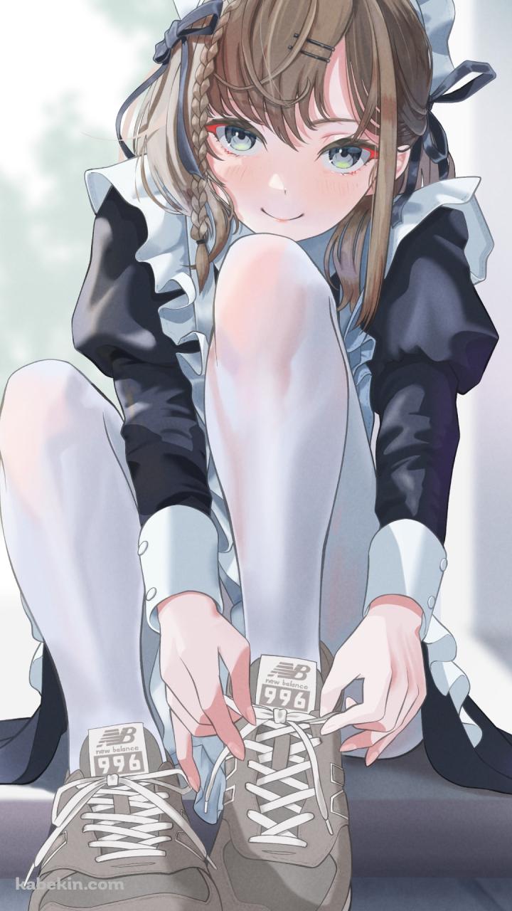 座ってニューバランス996の靴ひもを結ぶかわいいメイドさんのAndroidの壁紙(720px x 1280px) スマホ用