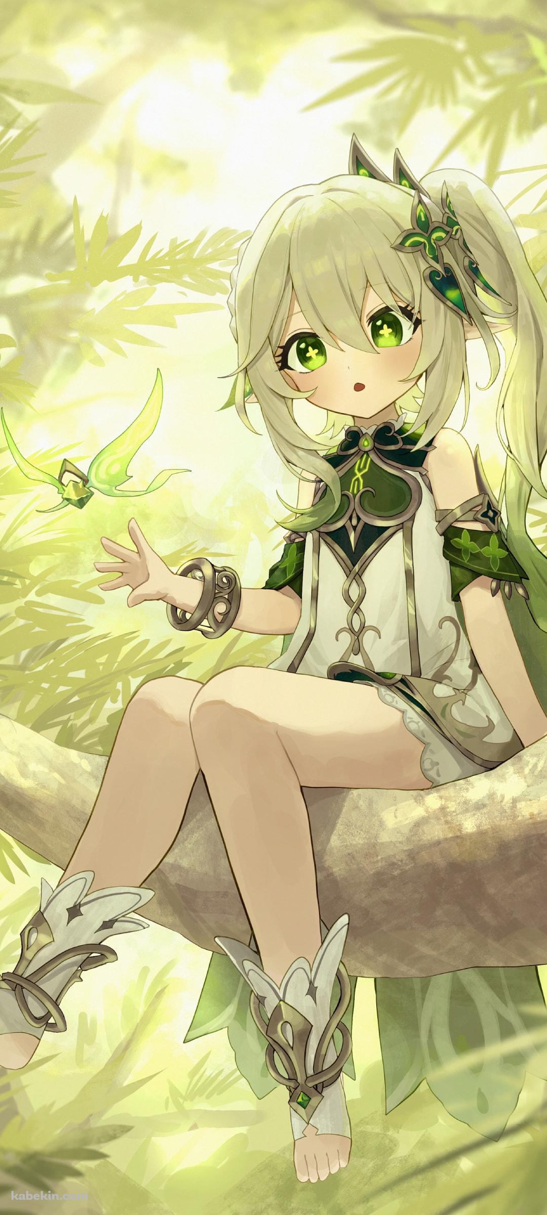木の上に座り緑の蝶と戯れるナヒーダのAndroidの壁紙(1080px x 2400px) スマホ用
