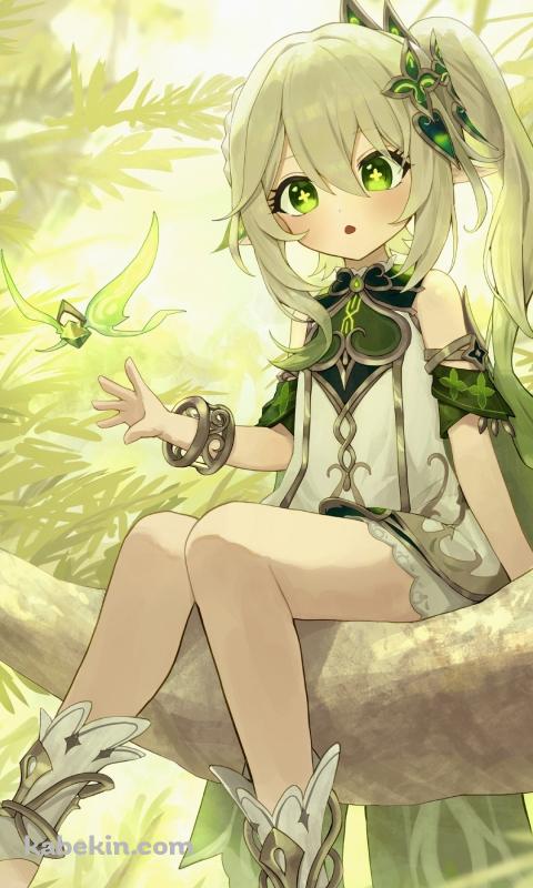 木の上に座り緑の蝶と戯れるナヒーダのAndroidの壁紙(480px x 800px) スマホ用