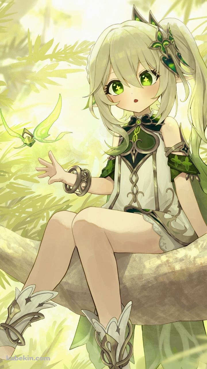 木の上に座り緑の蝶と戯れるナヒーダのAndroidの壁紙(720px x 1280px) スマホ用