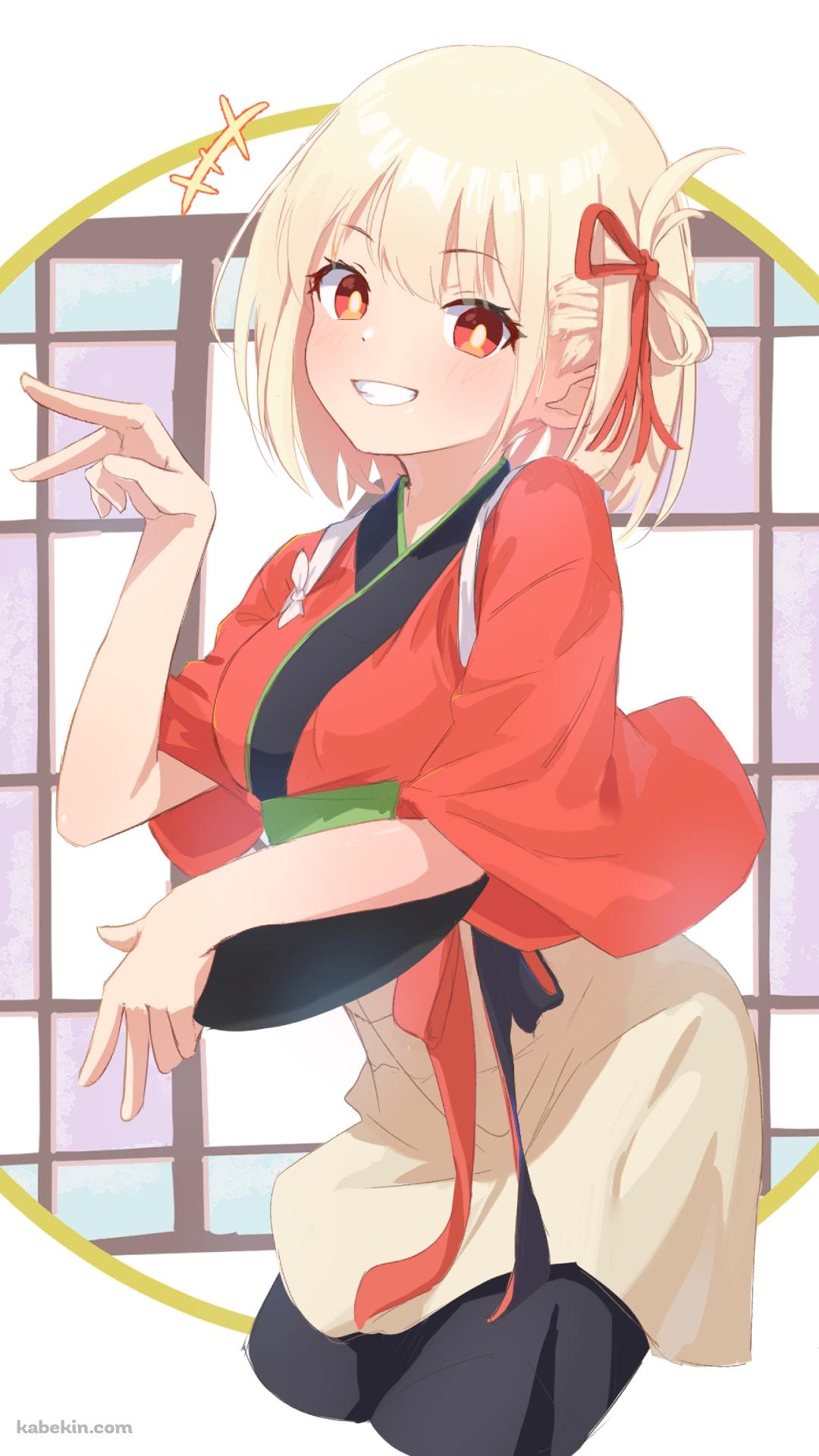 お盆を持ってピースをする錦木千束（にしきぎ ちさと） / リコリス・リコイルのAndroidの壁紙(1080px x 1920px) スマホ用