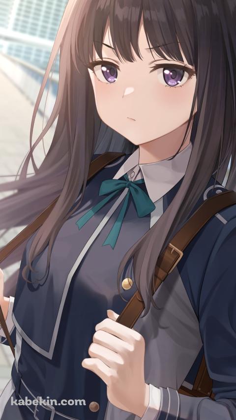 茶色いリュックをギュンと引っ張る可愛い井ノ上たきな / リコリス・リコイルのAndroidの壁紙(480px x 854px) スマホ用