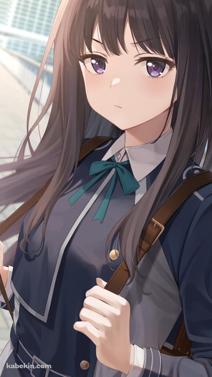 茶色いリュックをギュンと引っ張る可愛い井ノ上たきな / リコリス・リコイルのAndroidの壁紙(720px x 1280px) スマホ用