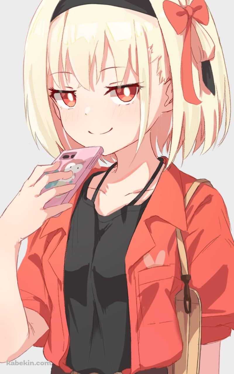 スマホを顎にあてる錦木千束（にしきぎ ちさと） / リコリス・リコイルのAndroidの壁紙(800px x 1280px) スマホ用